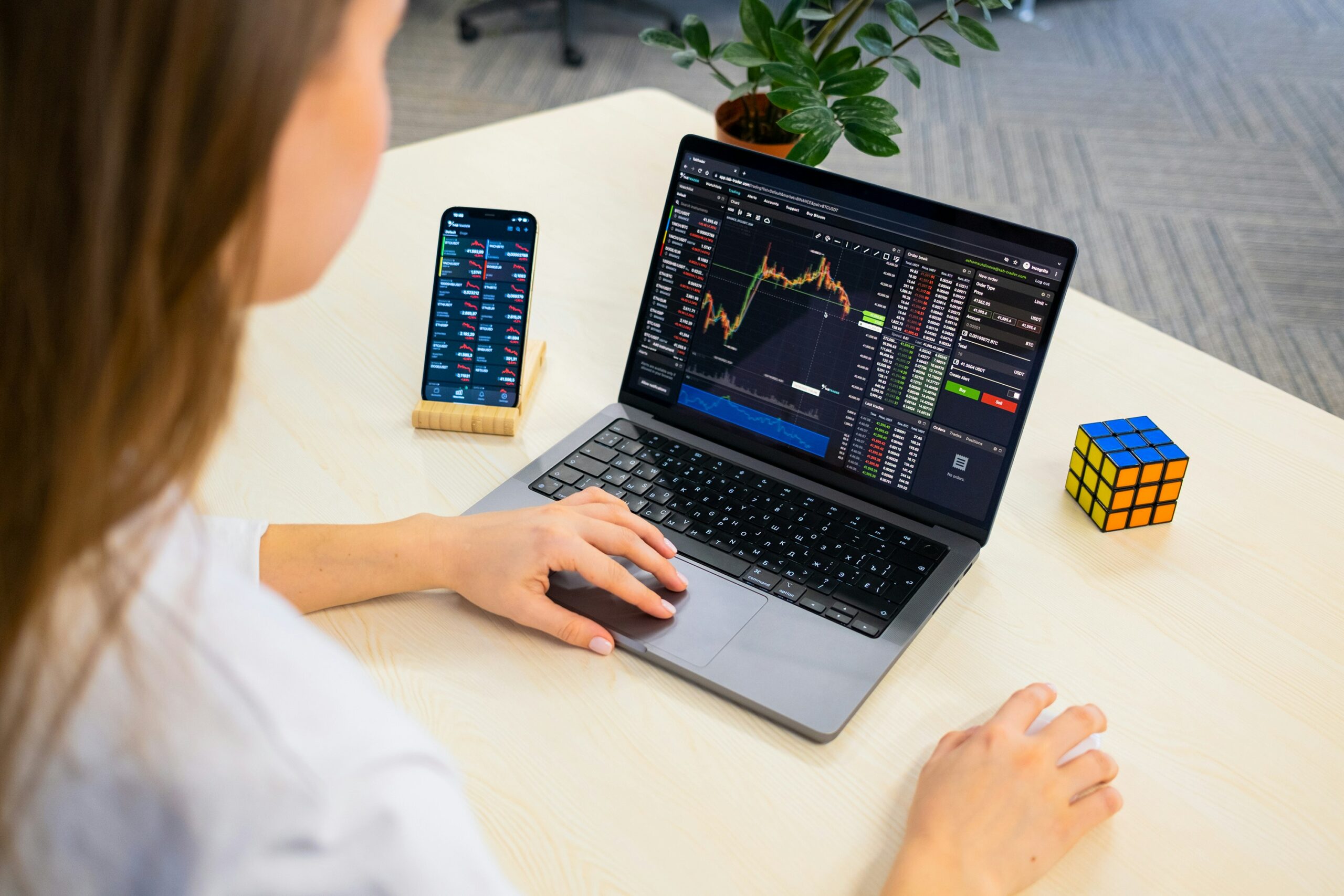 The Complete Guide to Crypto Day Trading Platforms: Regulatory Compliance, Fees, and Professional Tools for 2025